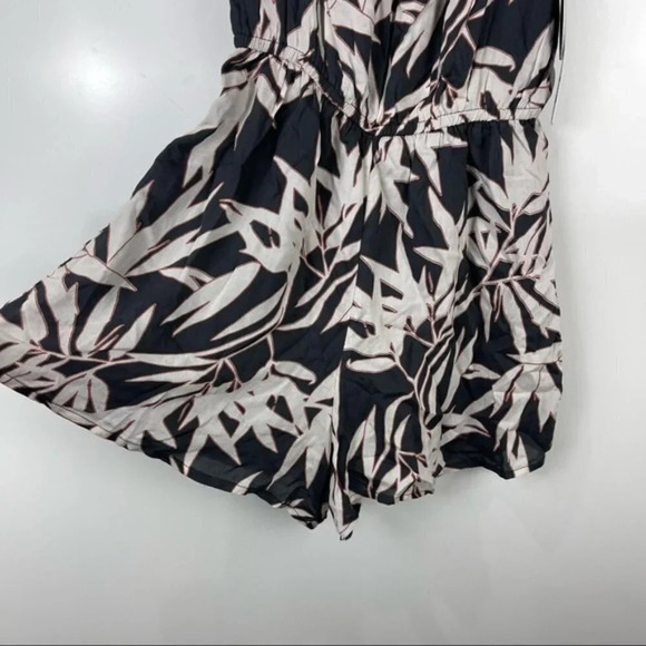 NEW Amuse Society Estella Charcoal Grey Leaf Print Romper Shorts Jumpsuit Small - Picture 6 of 9